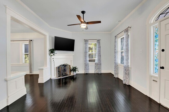 Building Photo - Thomas Square Home