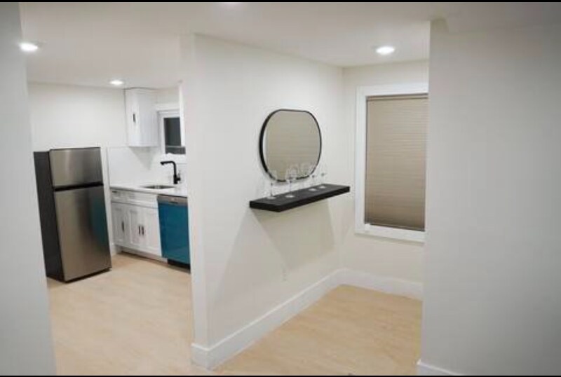 Building Photo - 466 Avon Ave