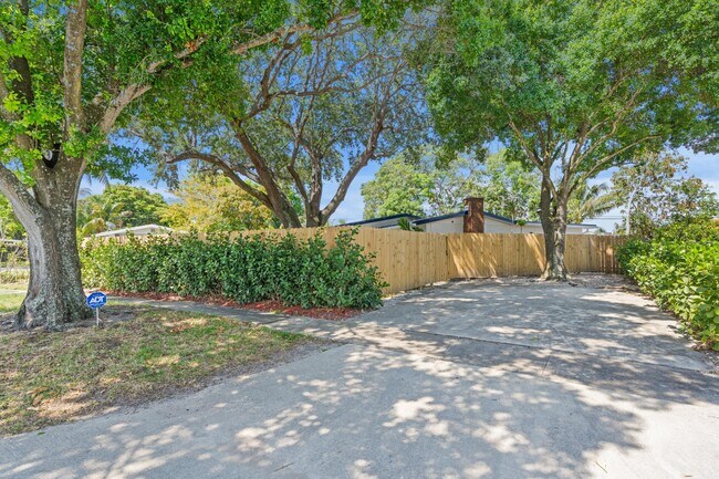 Building Photo - 1517 NW 12th Ave
