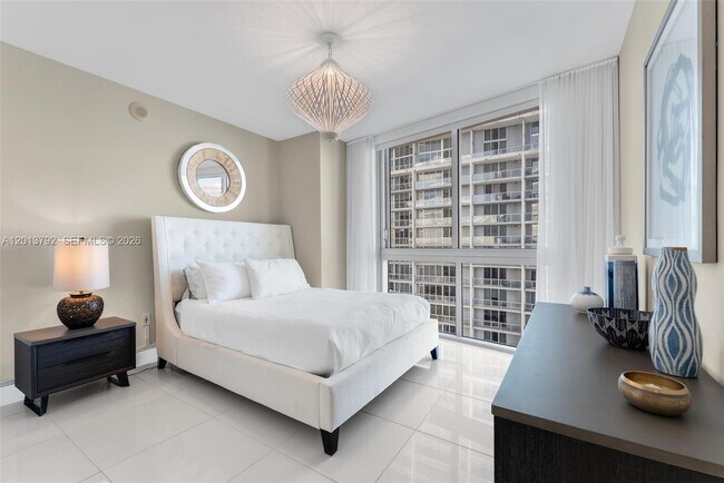 Building Photo - 475 Brickell Ave