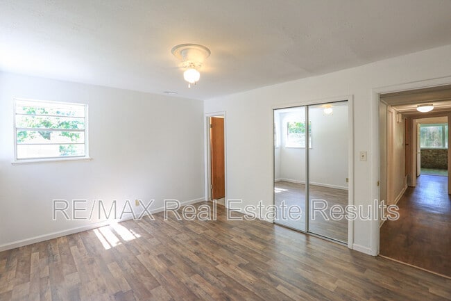 Building Photo - 1402 Lawrence Ave