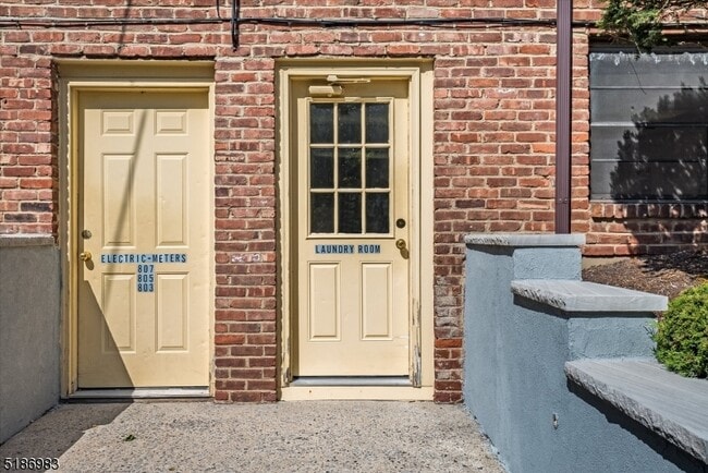 Building Photo - 805 Mountain Ave