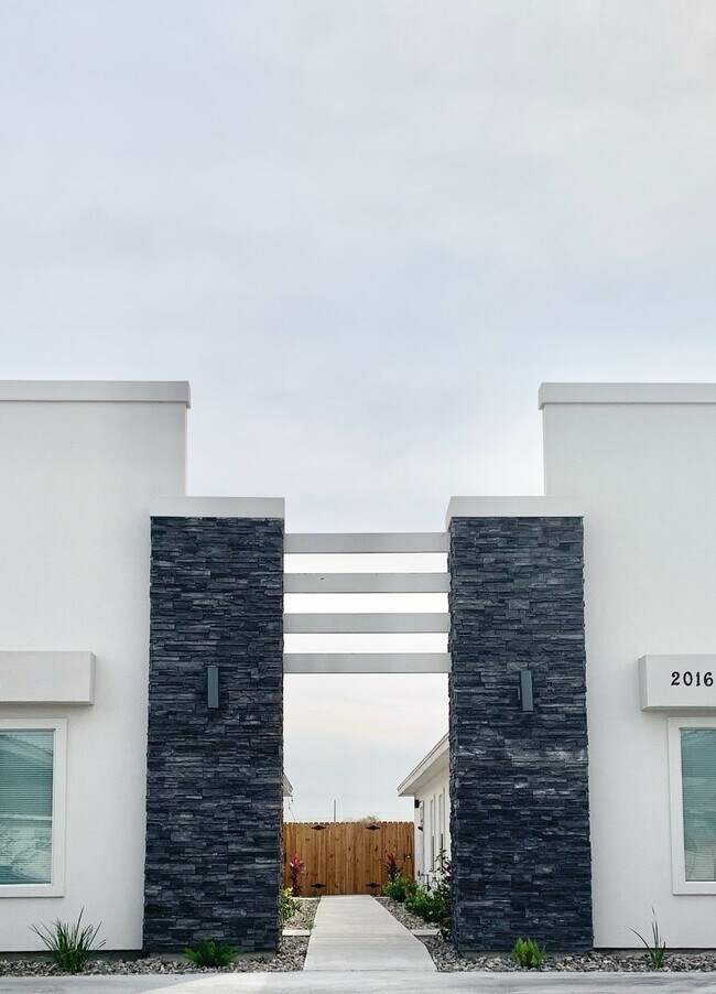 Primary Photo - 2016 Summerland Ln