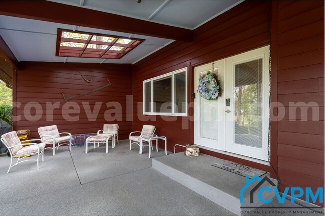 Building Photo - 7425 Hickory Ln