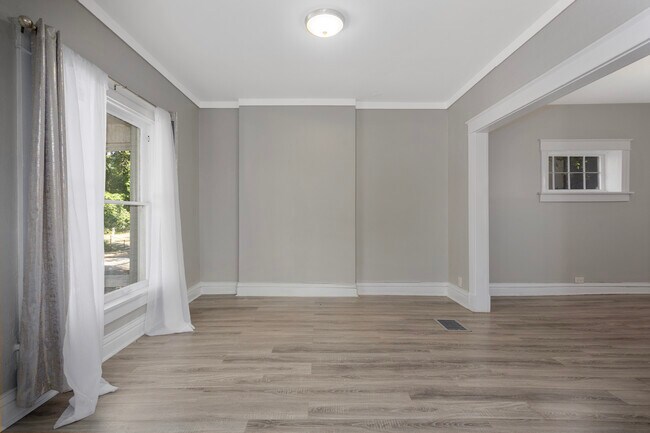 Building Photo - 915 E 29th St