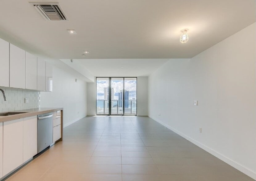 Building Photo - 1600 NE 1st Ave