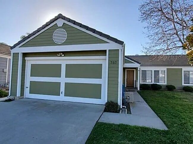 Building Photo - Move in Ready, single story 3 Bed / 2 Bath with Huge Backyard!