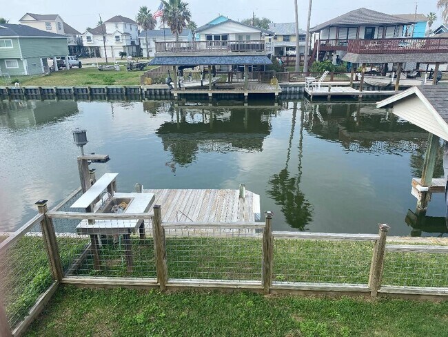 Building Photo - 181 Barracuda St