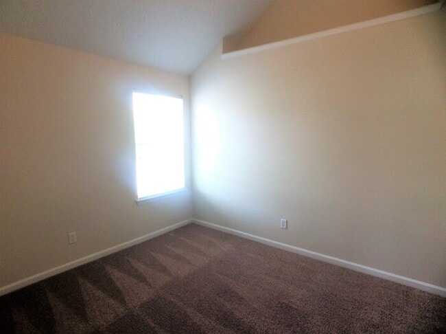 Building Photo - 1894 Roble Dr