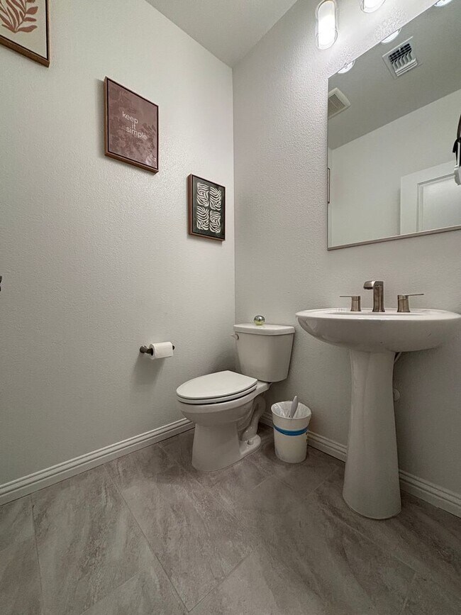 Building Photo - Gorgeous New home with 4 bed/2.5 bath in Brentwood