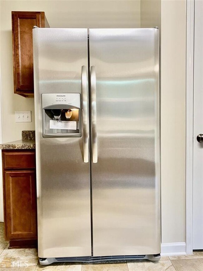 Building Photo - Wow! Like new, 3 bed, 2.5 baths, tile floo...