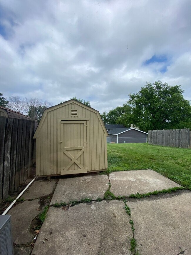 Building Photo - 2018 E Caulder Ave