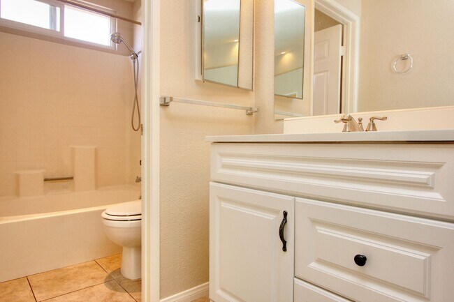 Building Photo - Spacious 3 Bedroom, 2 Bath Home in Beautiful Lake Elsinore!