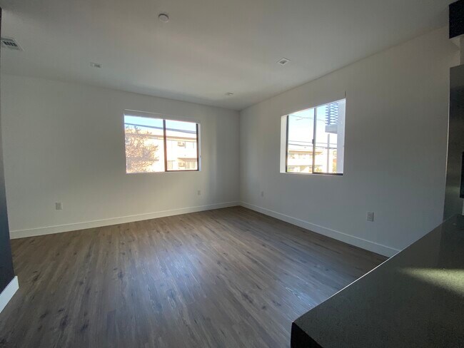 Building Photo - 4574 Oakwood Ave