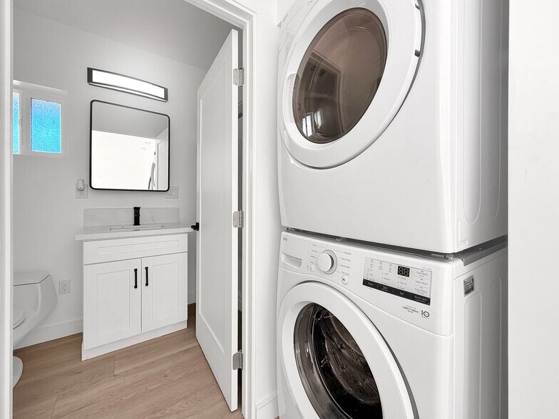 Building Photo - 1273 Donatello St