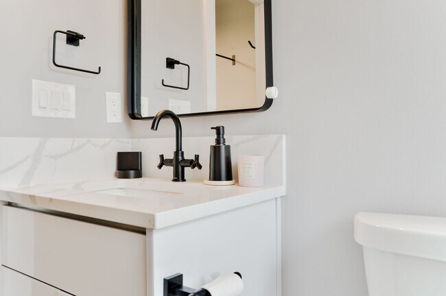 Building Photo - Modern 3 bed/ 2.5 bath townhome in Ballard!