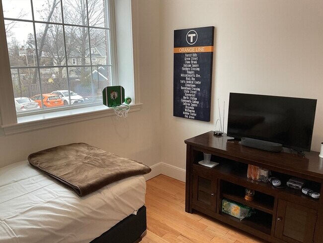 Building Photo - 52 Sanborn St