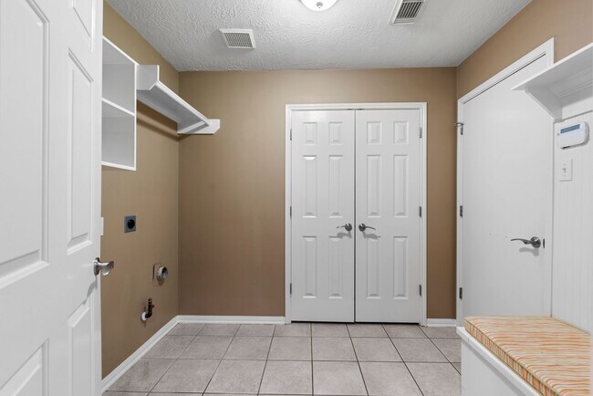 Building Photo - The Perfect Woodlands Retreat: Steps from ...