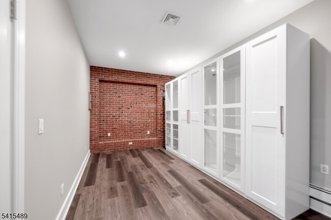 Building Photo - 475 Cedar Ln