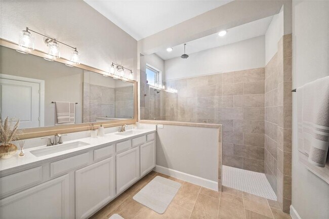 Building Photo - 15527 Maple