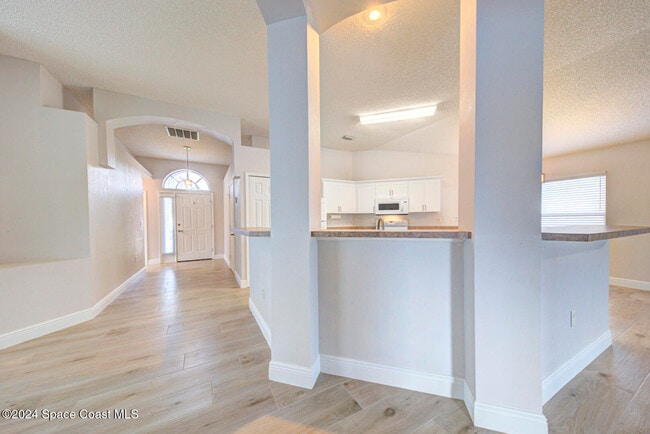 Building Photo - 1085 Sedgewood Cir