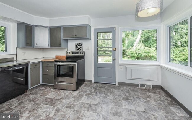 Building Photo - 8104 Heacock Ln