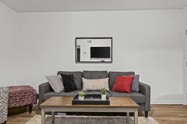 Primary Photo - 250 Little St