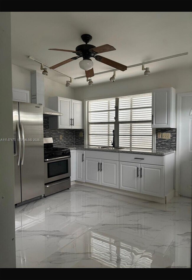 Building Photo - 3101 SW 22nd Ct