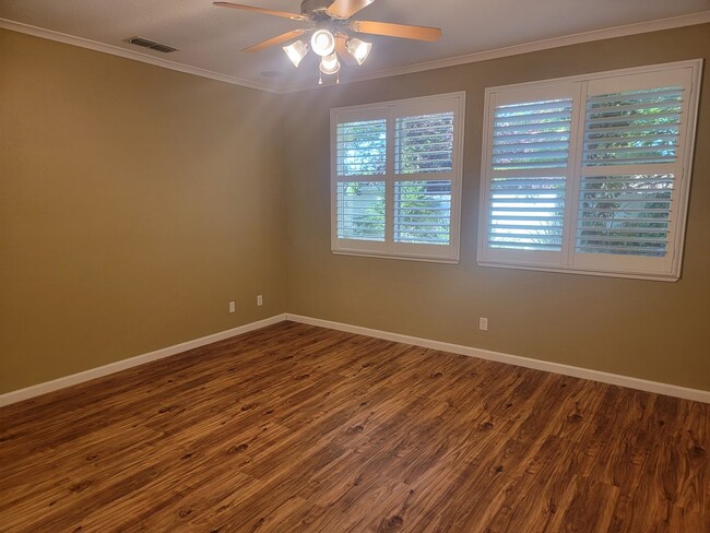 Building Photo - Gorgeous 4 bedroom 2.5 bath with large bon...