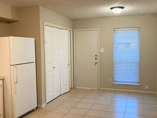 Building Photo - 733 Chaparral Cir