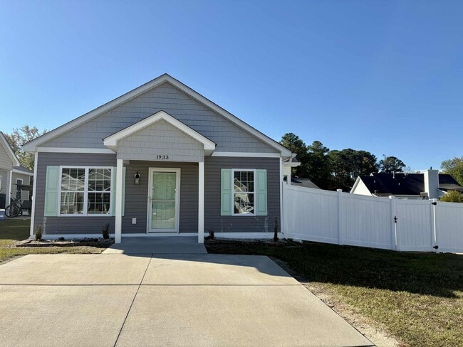 Building Photo - Move-In Ready, Fenced-In Backyard, Pet Friendly, One Story Home – Convenience Meets Comfort!