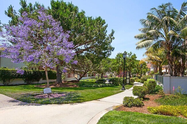 Building Photo - Andria of UTC Townhome with Attached Garag...