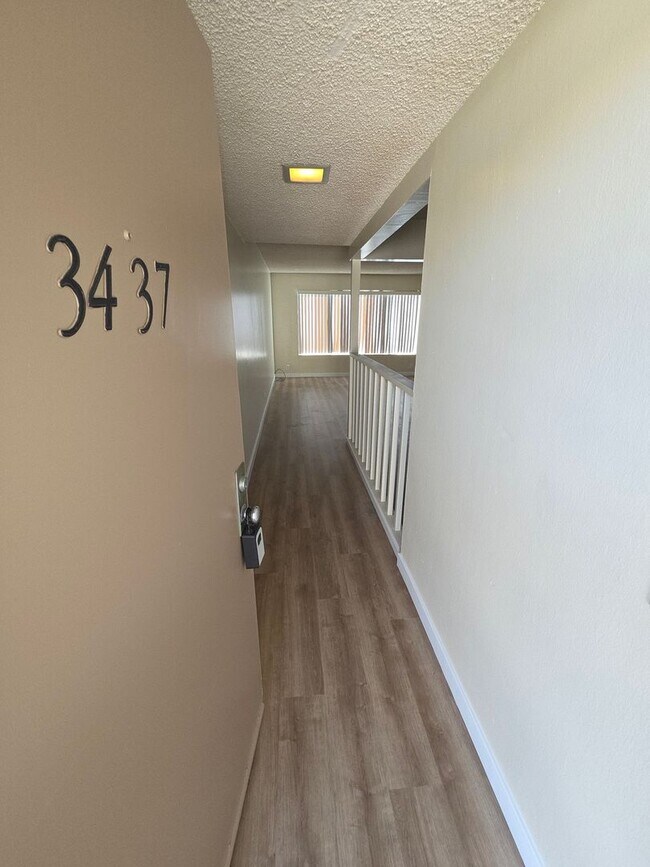 Building Photo - Mid Town Ventura 2 Bedroom 2 Bath Upstairs Corner Unit Apartment