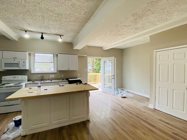 Building Photo - Very Spacious 5bdrm/2bth Bungalow Located in South Richmond w/Privacy Fenced Back Yard!!