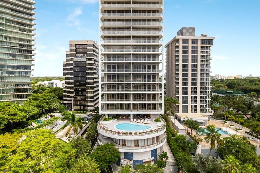 Building Photo - 2655 S Bayshore Dr