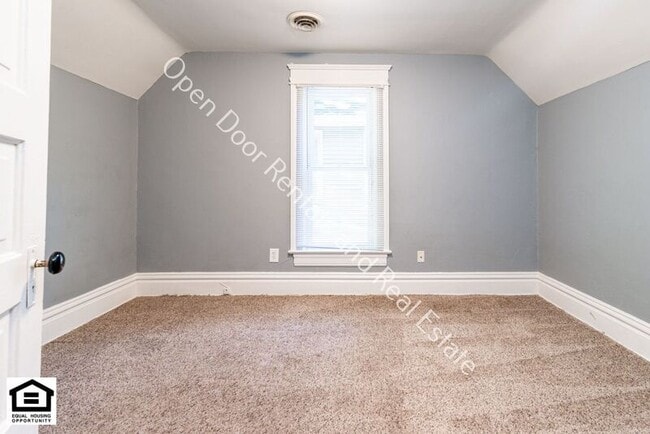 Building Photo - 1030 1/2 Lake Ave