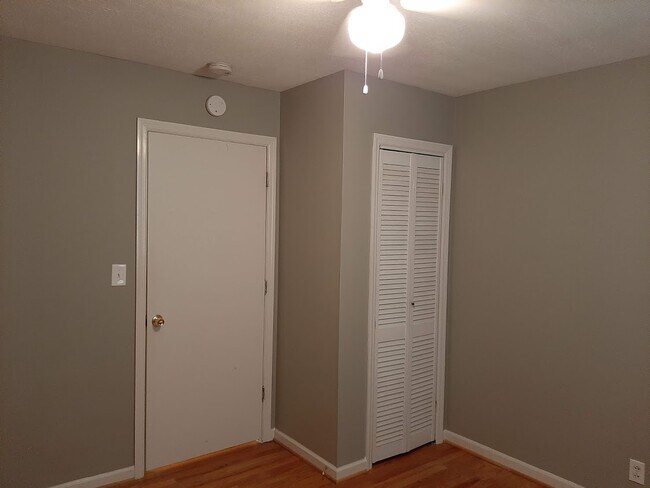 Building Photo - 105 Travis St