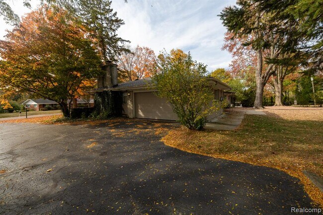Building Photo - 851 Helston Rd
