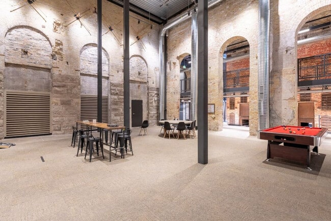 Building Photo - 1009 W Juneau Ave