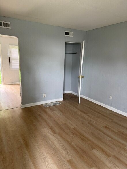 Building Photo - 446 S Yale Ave
