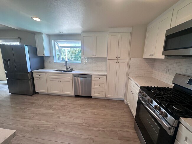 Building Photo - BACK ON MARKET - 3 bed 2 bath fully remode...