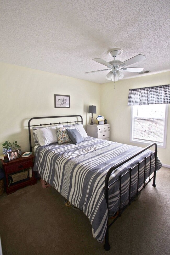 Building Photo - 2627 Holly Rock Dr