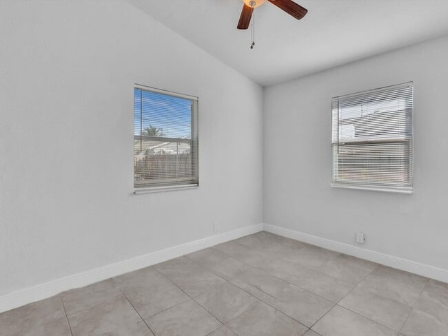 Building Photo - 525 NW 10th Ave