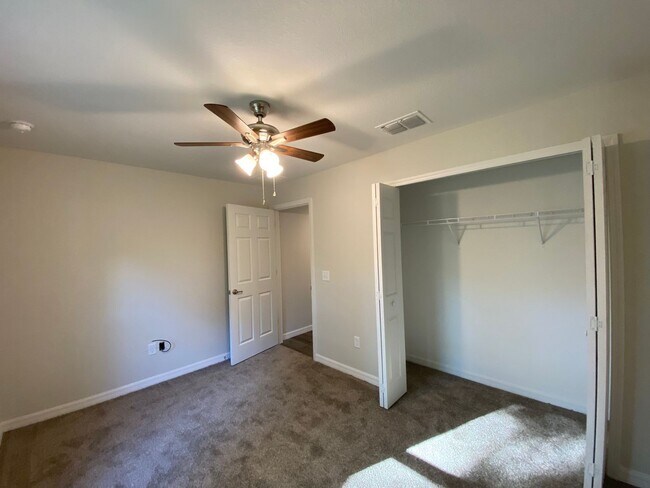 Building Photo - Custom Home - Desirable SE Ocala Neighborh...