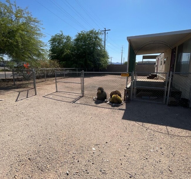 Building Photo - 2805 N Fairview Ave