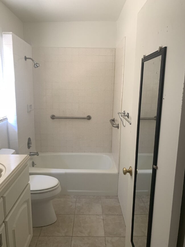 Building Photo - "Cozy Desert Oasis: Charming 2-Bed, 2-Bath...