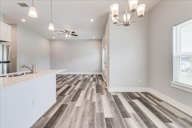 Building Photo - 5017 Moravian Dr