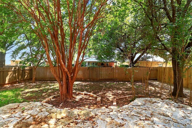 Building Photo - 1208 Heritage Hill Cove