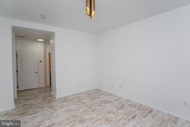 Building Photo - 523 Carson Terrace