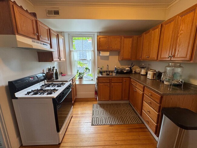 Building Photo - Downtown Amesbury 1 Bedroom Rental - Available September 1st